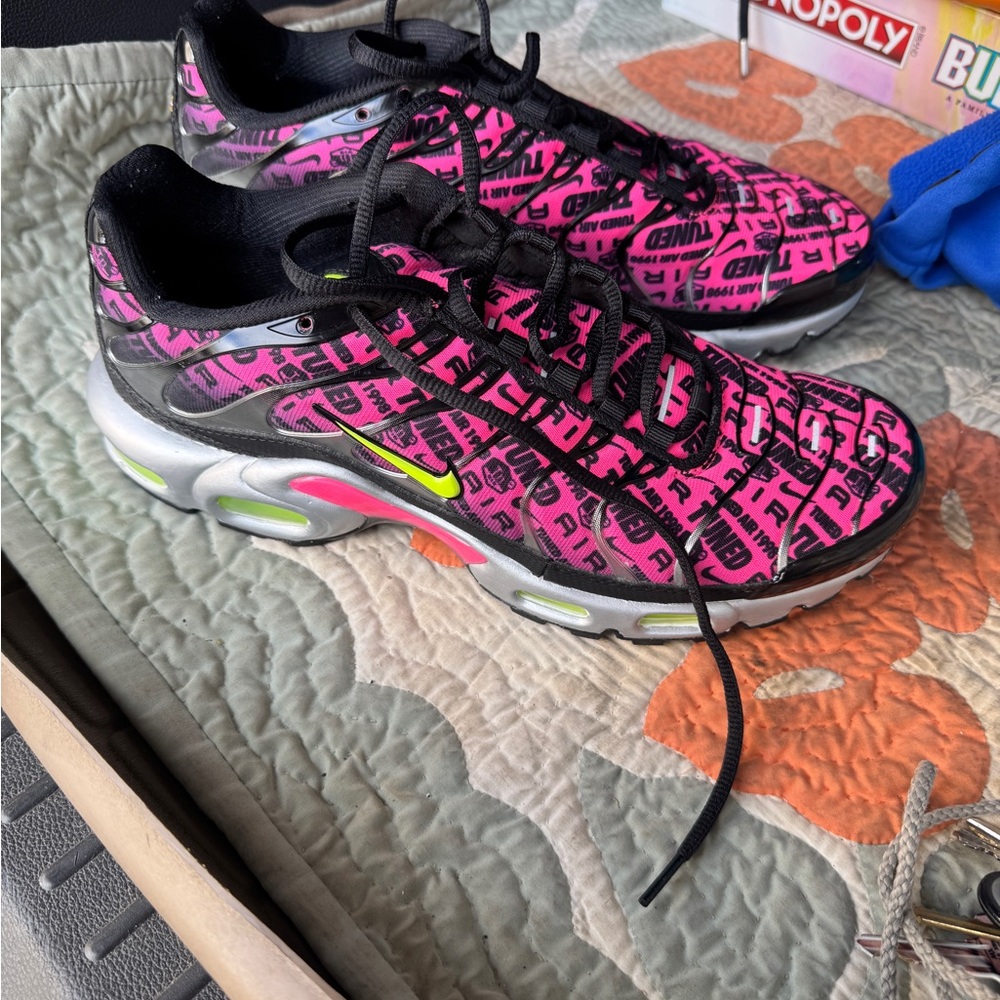 Nike Airmax Tuned Air Pink and Black Athletic Shoes with Dynamic Pattern